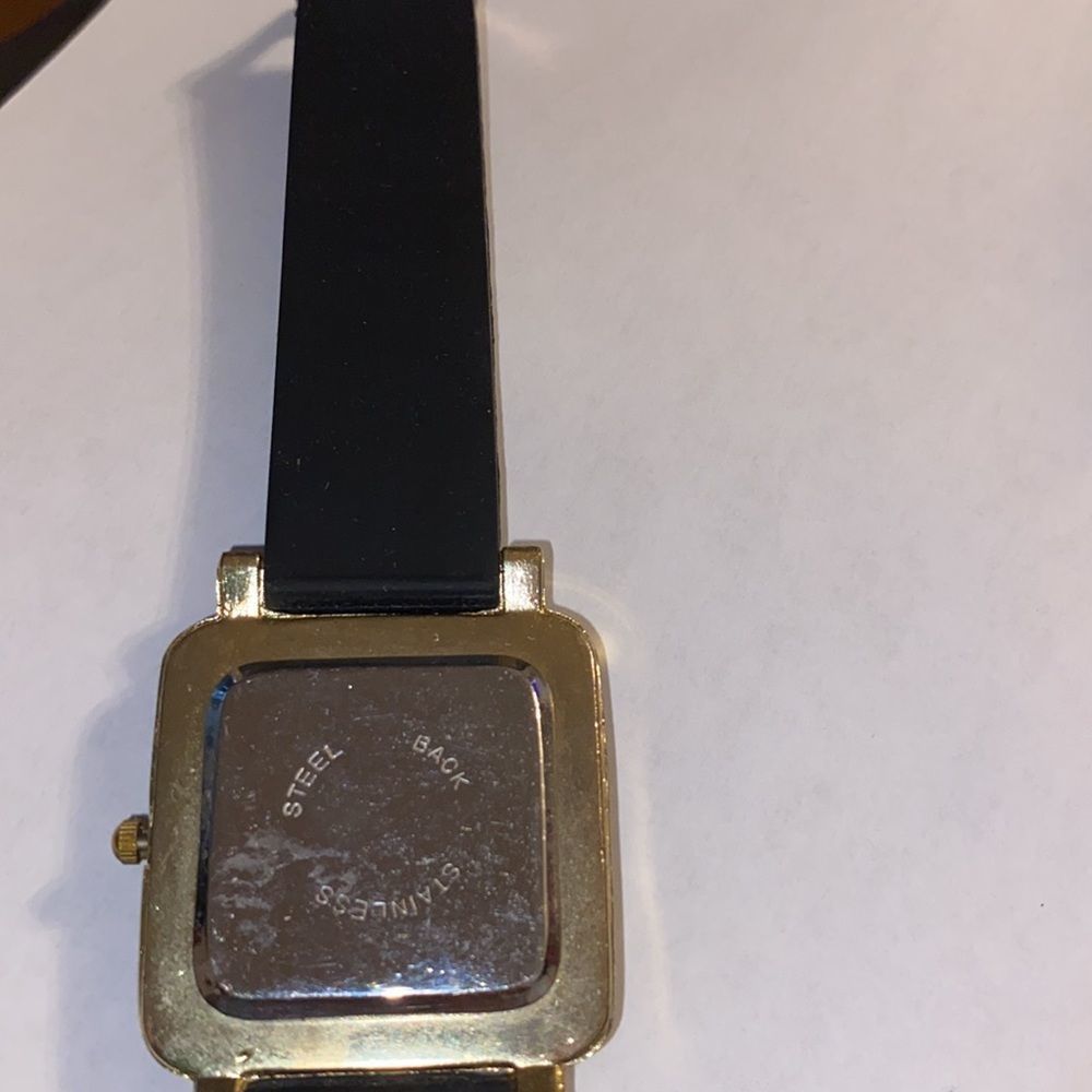 Nouveau Quartz Watch Silicon Band - Picture 6 of 7